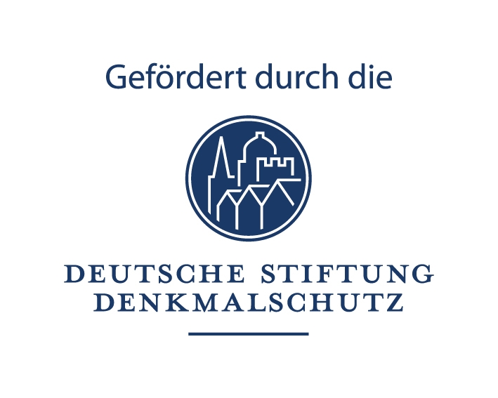 Rundes Logo mit dem Stadtumriss auf dem dunkelblauen Hintergrund, Inschrift: gefördert durch die (oberhalb des Kreises) Deutsche Stiftung Denkmalschutz (unterhalb des Kreises)